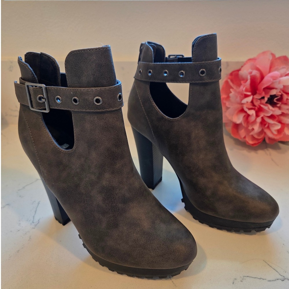 Report Sloane Women's Gray Faux Leather Cutout‎ Block Heel Ankle Boots Size 8M